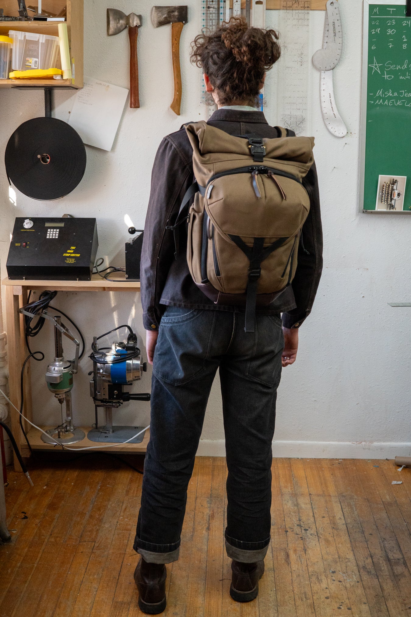 I am 5'11 wearing the backpack here